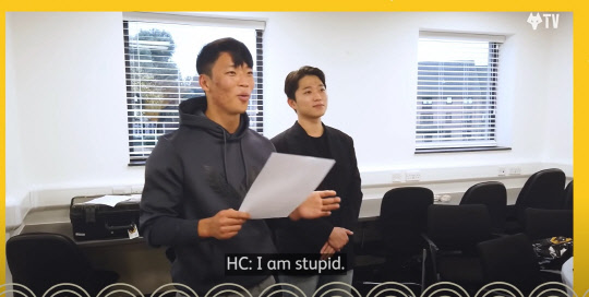 황희찬이 일일 한국어 강사로 나서 팀 동료들에게 강의를 진행했다. <울버햄프턴 구단 유튜브 캡처>